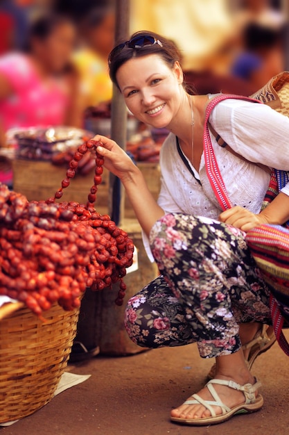 Jeune femme choisissant des accessoires