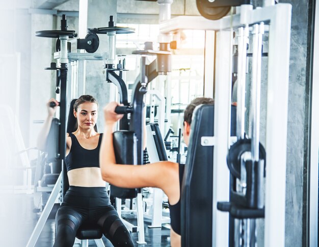 Jeune femme choisissant de la musique pour l&#39;entraînement sportif