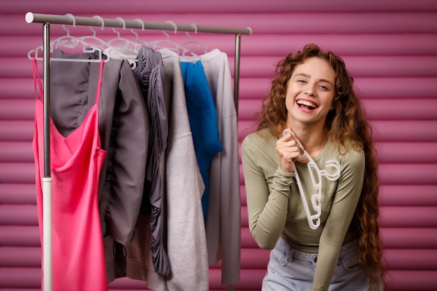 Jeune femme choisissant des vêtements à la cabine d'essayage Shopping concept