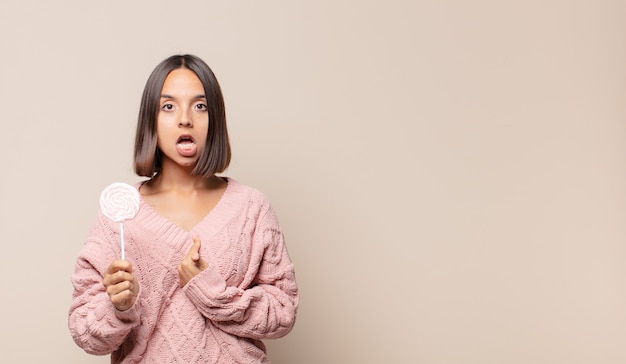 Jeune femme à la choqué et surpris avec la bouche grande ouverte, pointant vers soi