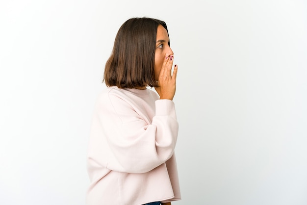 Jeune femme choquée à cause de quelque chose