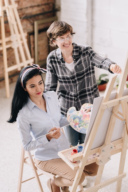 Jeune femme en classe d'art