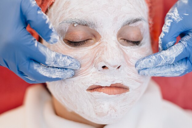 Jeune femme à la clinique spa