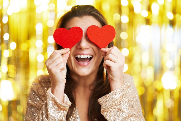 Jeune femme avec coeur sur fond d'or