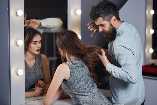 Photo jeune femme et coiffeur coupe des conseils de cheveux au salon