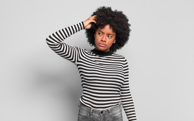 Jeune femme, à, coiffure afro