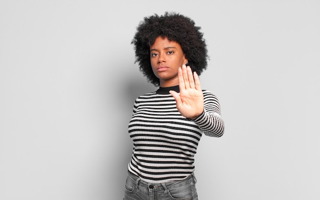 Jeune femme, à, coiffure afro