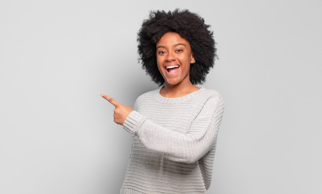 Jeune femme, à, coiffure afro