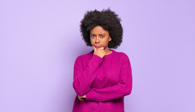 Jeune femme, à, coiffure afro