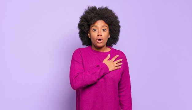 Jeune femme, à, coiffure afro