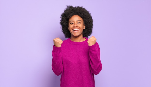 Jeune femme, à, coiffure afro