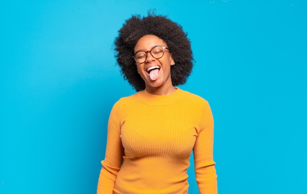 Jeune femme, à, coiffure afro