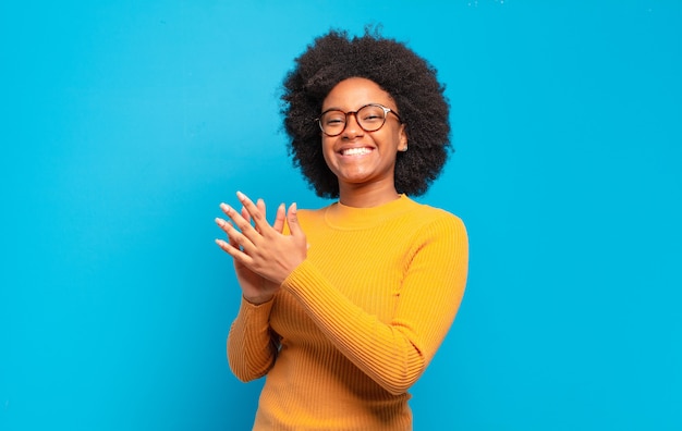 Jeune femme, à, coiffure afro