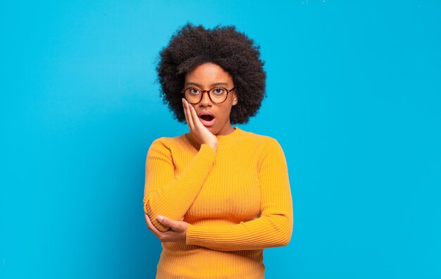 Jeune femme, à, coiffure afro