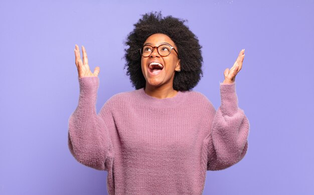 Jeune femme, à, coiffure afro