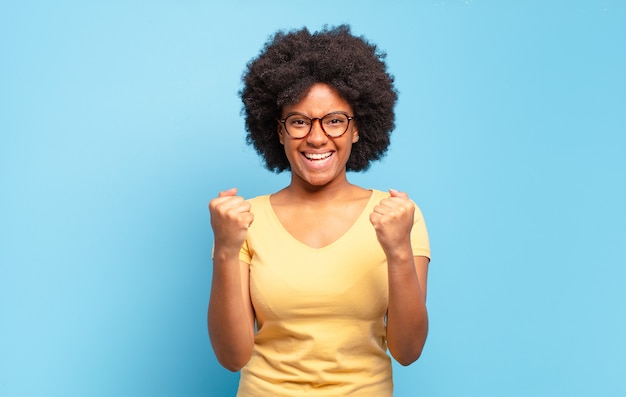 Jeune femme, à, coiffure afro