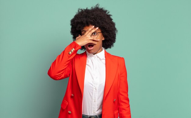 Jeune femme, à, coiffure afro