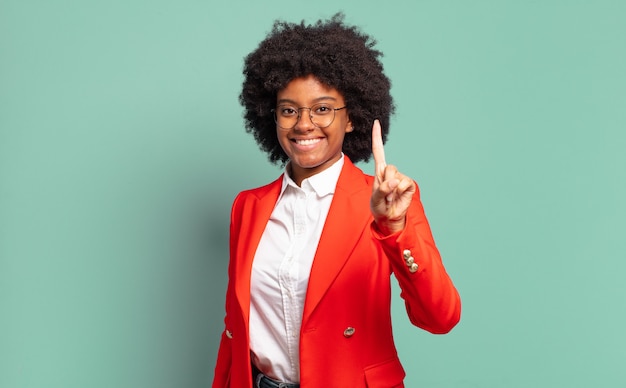 Jeune femme, à, coiffure afro