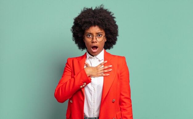 Jeune femme, à, coiffure afro