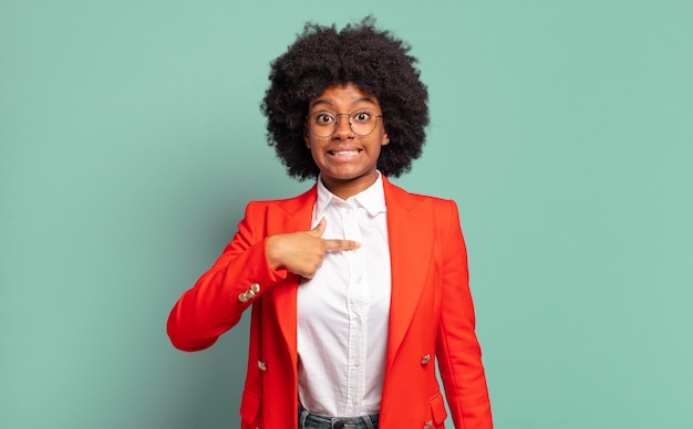 Jeune femme, à, coiffure afro