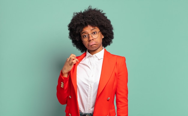 Jeune femme, à, coiffure afro