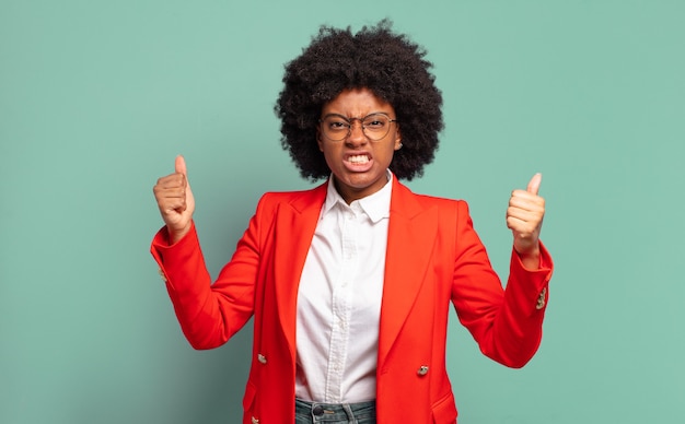 Jeune femme, à, coiffure afro