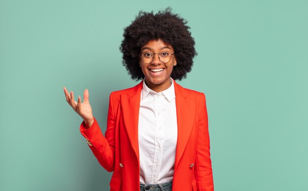 Jeune femme, à, coiffure afro