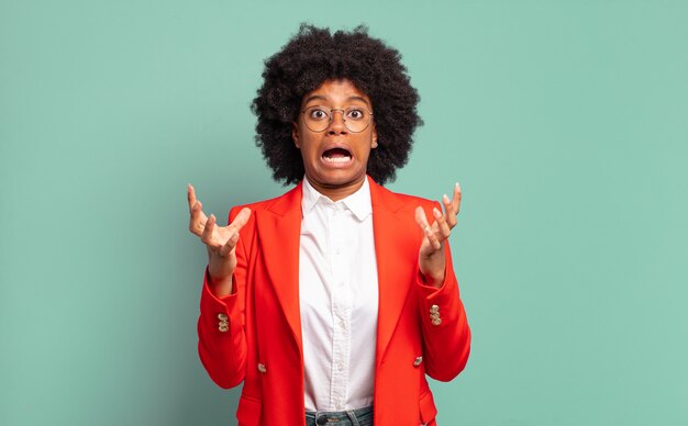 Jeune femme, à, coiffure afro