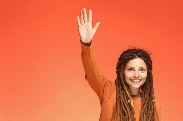 Photo jeune femme avec une coiffure authentique et cinq gestes élevés