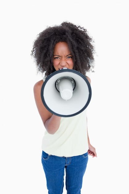 Jeune femme en colère, parler dans un mégaphone