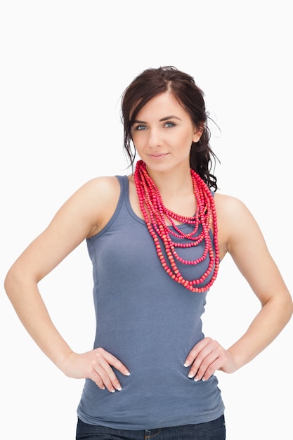 Jeune femme avec un collier de perles rouges