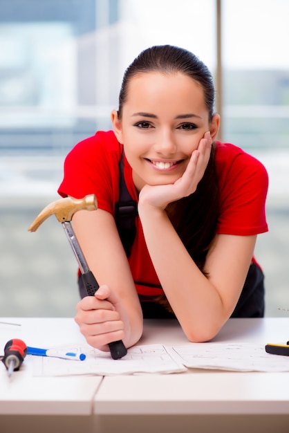 Jeune femme en combinaison faisant des réparations