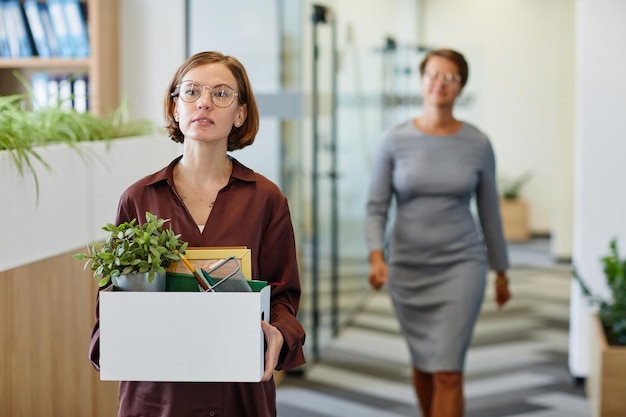 Photo jeune femme commençant un nouvel emploi