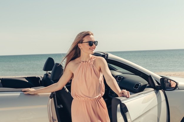 Jeune femme, conduire voiture, plage