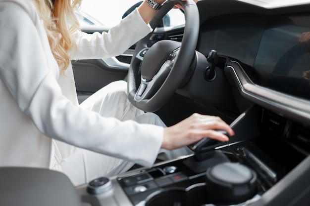 Jeune femme conduisant une voiture.