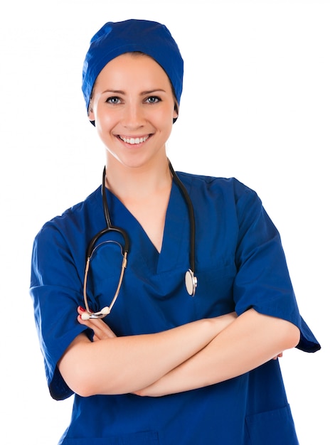 Jeune femme confiante posant et souriant devant la caméra