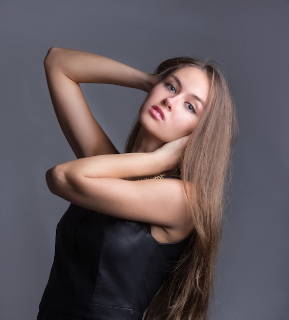 jeune femme confiante en robe à la mode. isolé sur fond gris