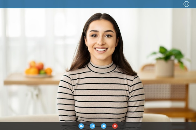 Photo une jeune femme confiante avec un sourire chaleureux portant un col roulé rayé pose