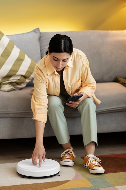 Jeune femme configurant un appareil de nettoyage électronique