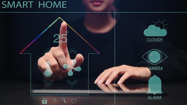 Jeune femme contrôlant toutes les fonctions sur un écran virtuel d'interface futuriste d'assistant domotique intelligent.