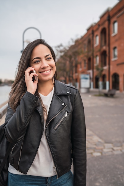 Jeune, femme, conversation, téléphone