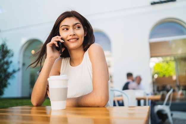 Jeune, femme, conversation, téléphone