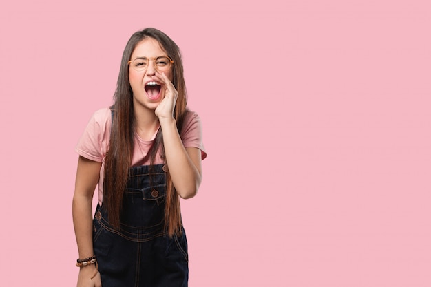 Jeune femme cool criant quelque chose de heureux à l&#39;avant