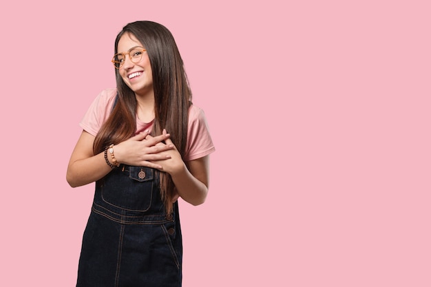 Jeune femme cool faisant un geste romantique