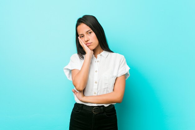 Jeune femme cool hispanique qui s'ennuie