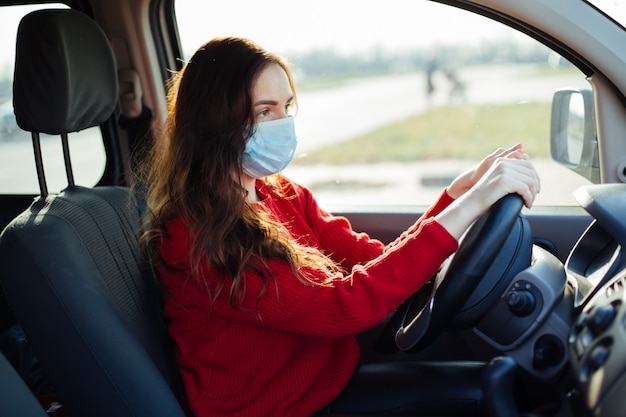 Jeune, femme, coronavirus, masque, séance, voiture