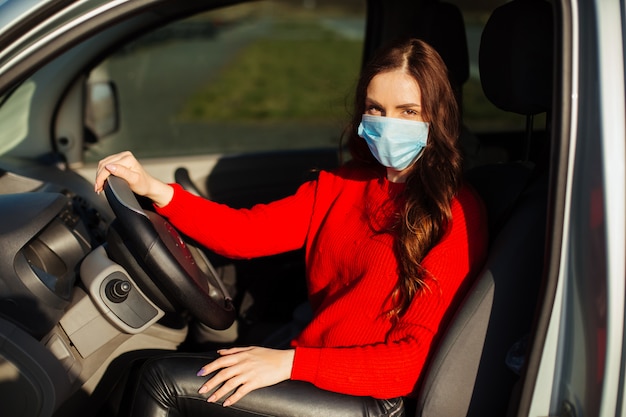 Jeune, femme, coronavirus, masque, séance, voiture