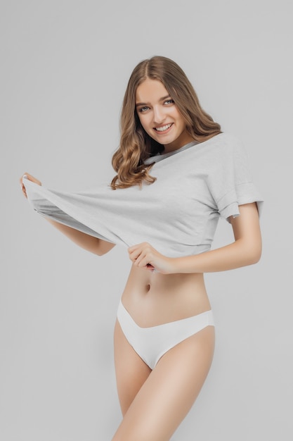 Jeune Femme Avec Un Corps Parfait Décoller T-shirt