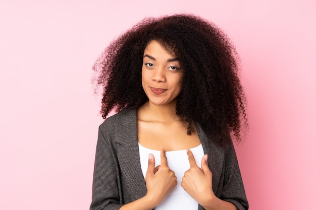 Jeune femme en costume pointant vers elle-même