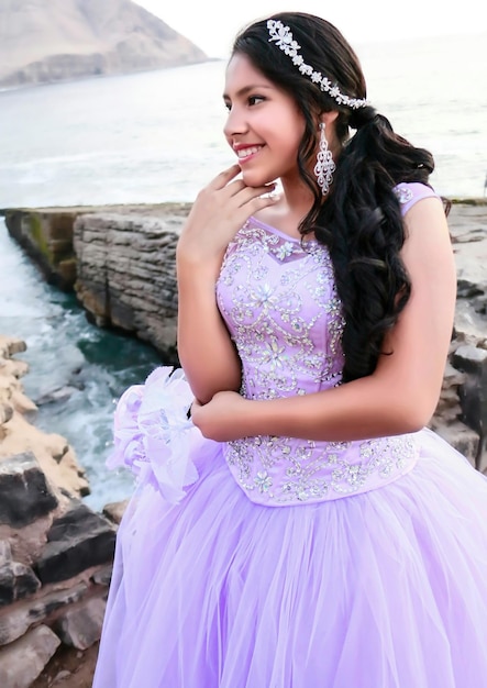 Jeune femme avec costumes de princesse, maquillage, bijoux sur fond de mer et récif